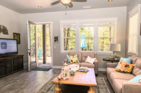 Cottons Cabin Forest Views Near Downtown Backyard with Firepit Grill Family-Friendly